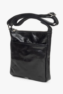 Kleine Herren-Schultertasche in elegantem Schwarz, gefertigt aus hochwertigem italienischem Naturleder, von Estro.