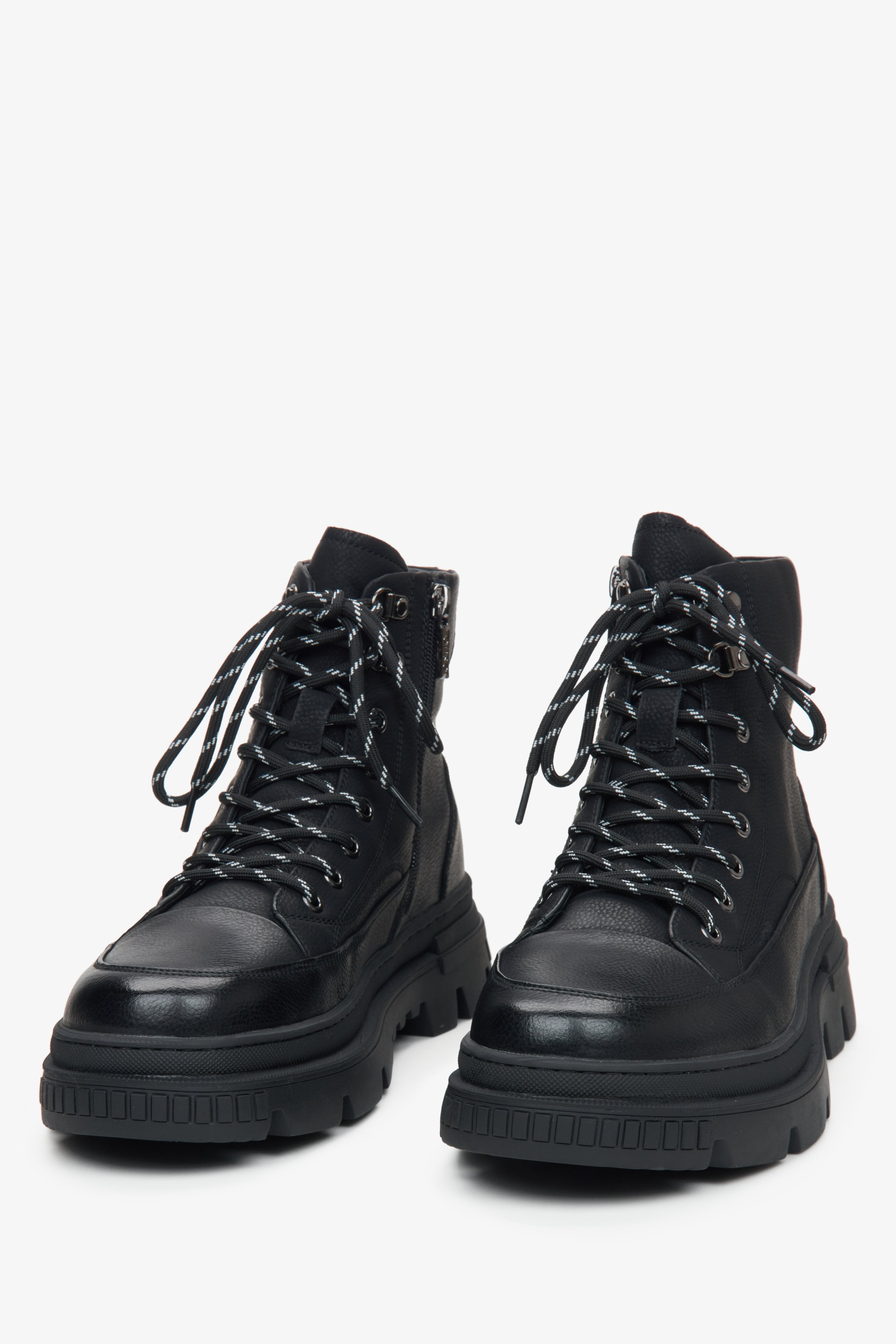 Herren-Winterstiefeletten in Schwarz mit Fellbesatz und dekorativer Schnürung von Estro – Schuhpräsentation von vorne.
