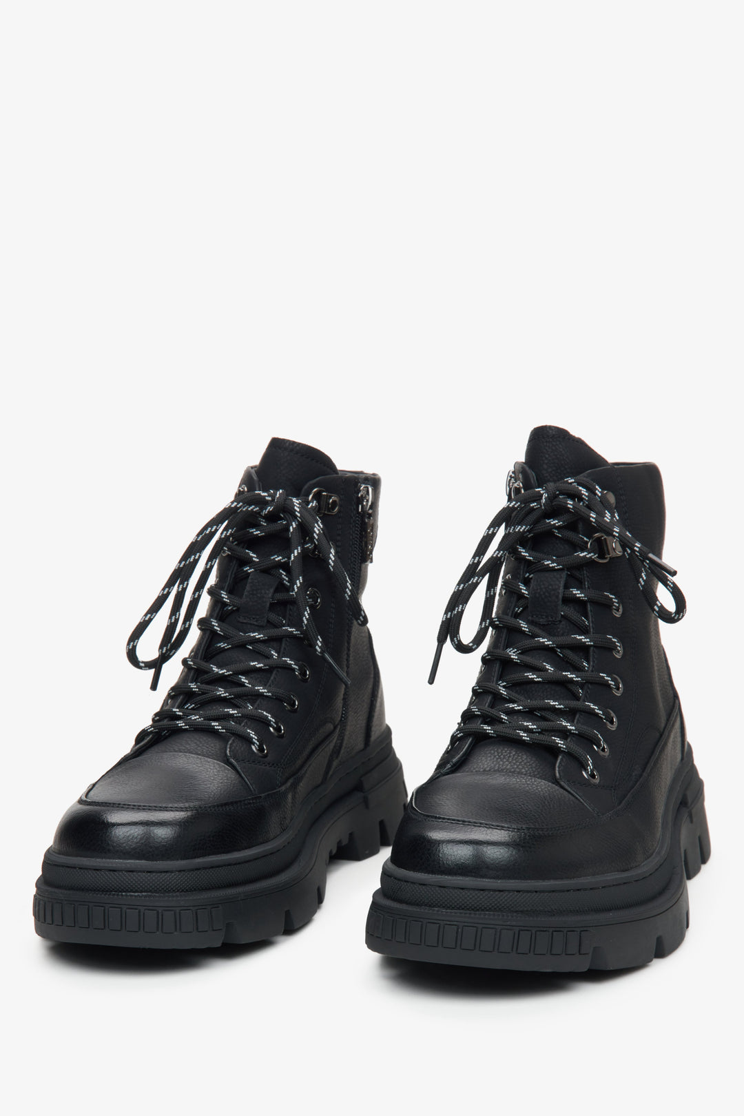 Herren-Winterstiefeletten in Schwarz mit Fellbesatz und dekorativer Schnürung von Estro – Schuhpräsentation von vorne.