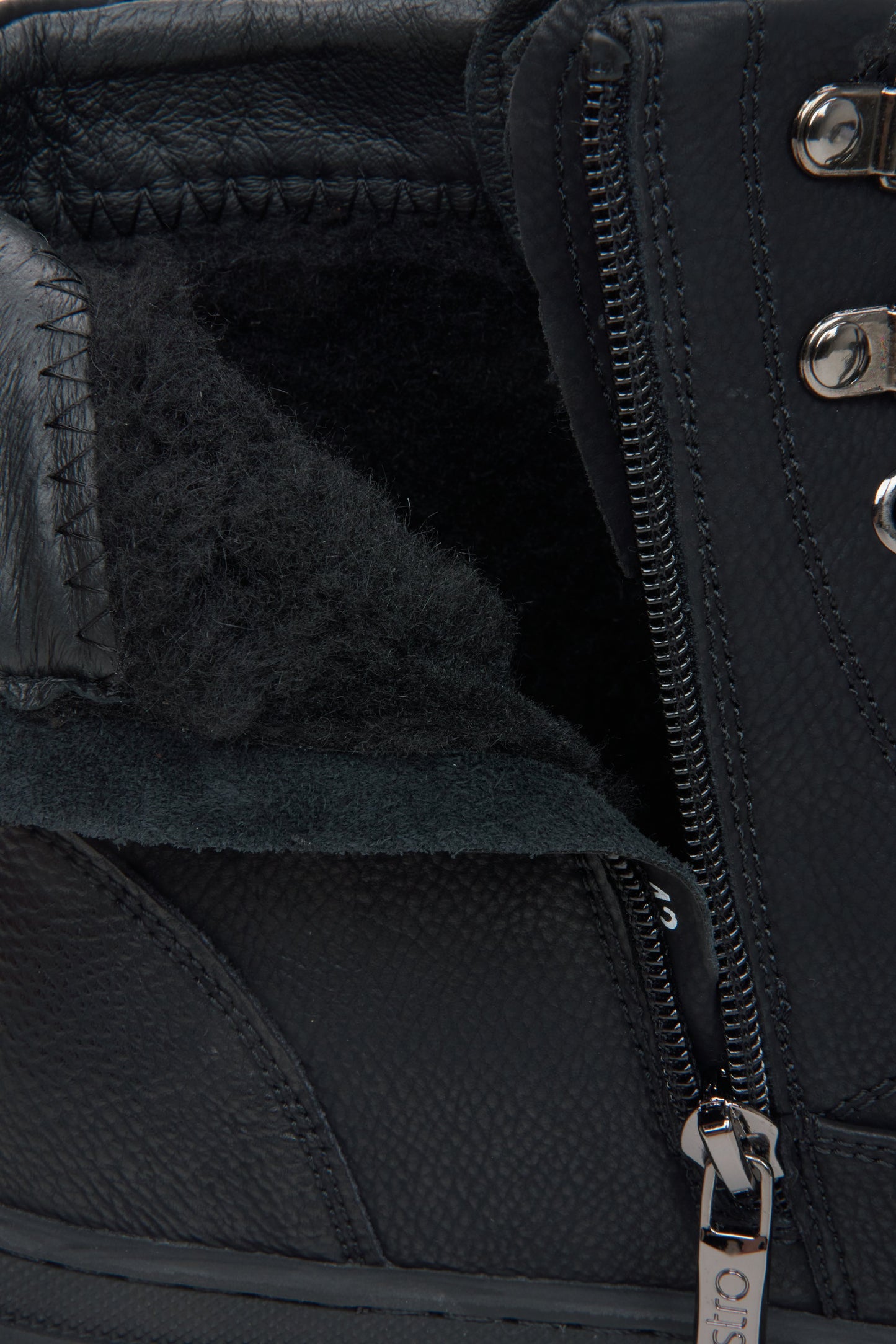 Warme Herren-Winterstiefeletten in Schwarz mit Fellfutter und stylischer Schnürung von Estro – Innenansicht des Schuhs.