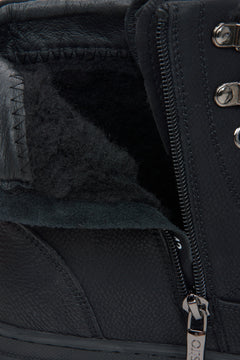 Warme Herren-Winterstiefeletten in Schwarz mit Fellfutter und stylischer Schnürung von Estro – Innenansicht des Schuhs.