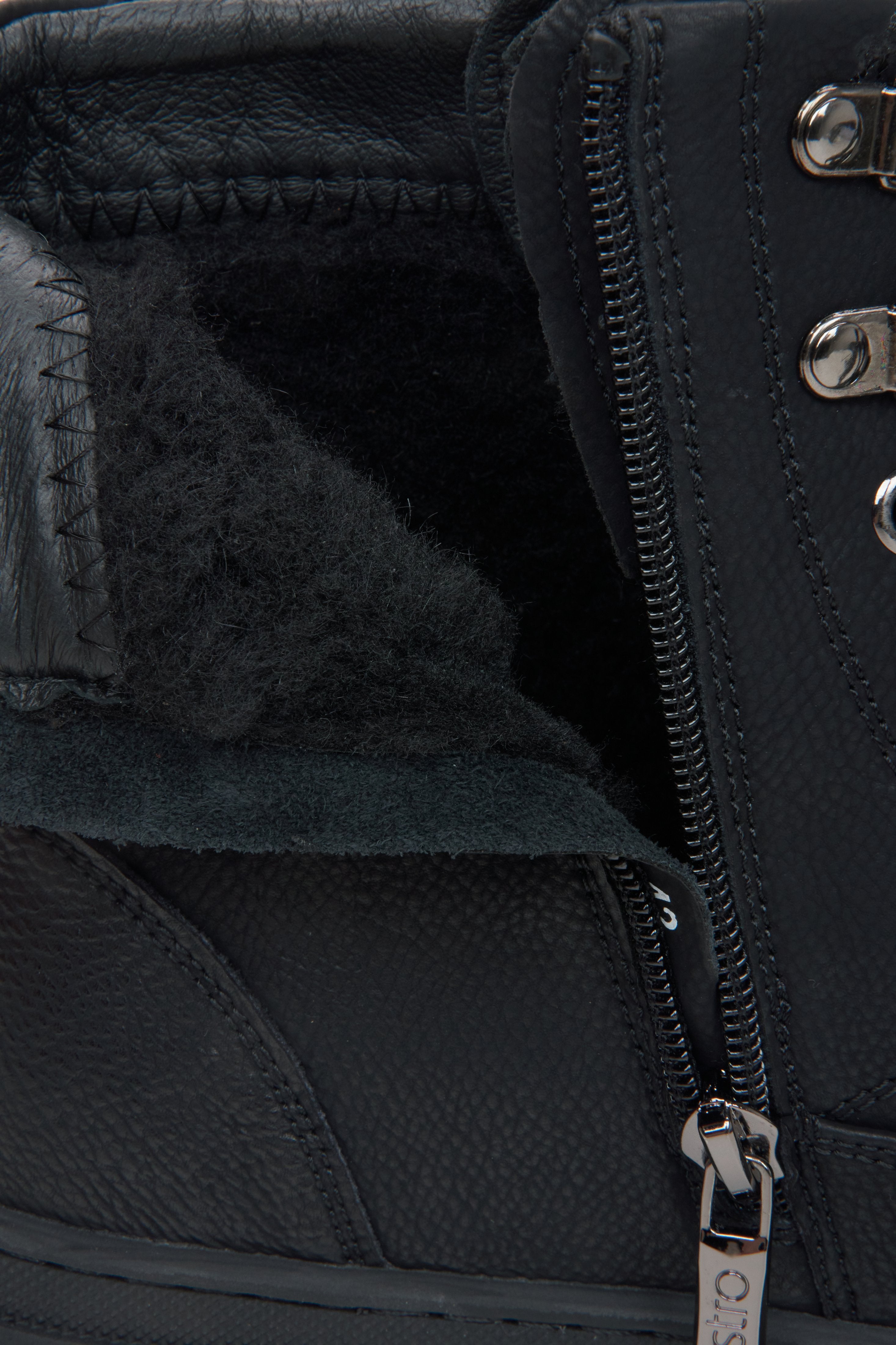 Warme Herren-Winterstiefeletten in Schwarz mit Fellfutter und stylischer Schnürung von Estro – Innenansicht des Schuhs.