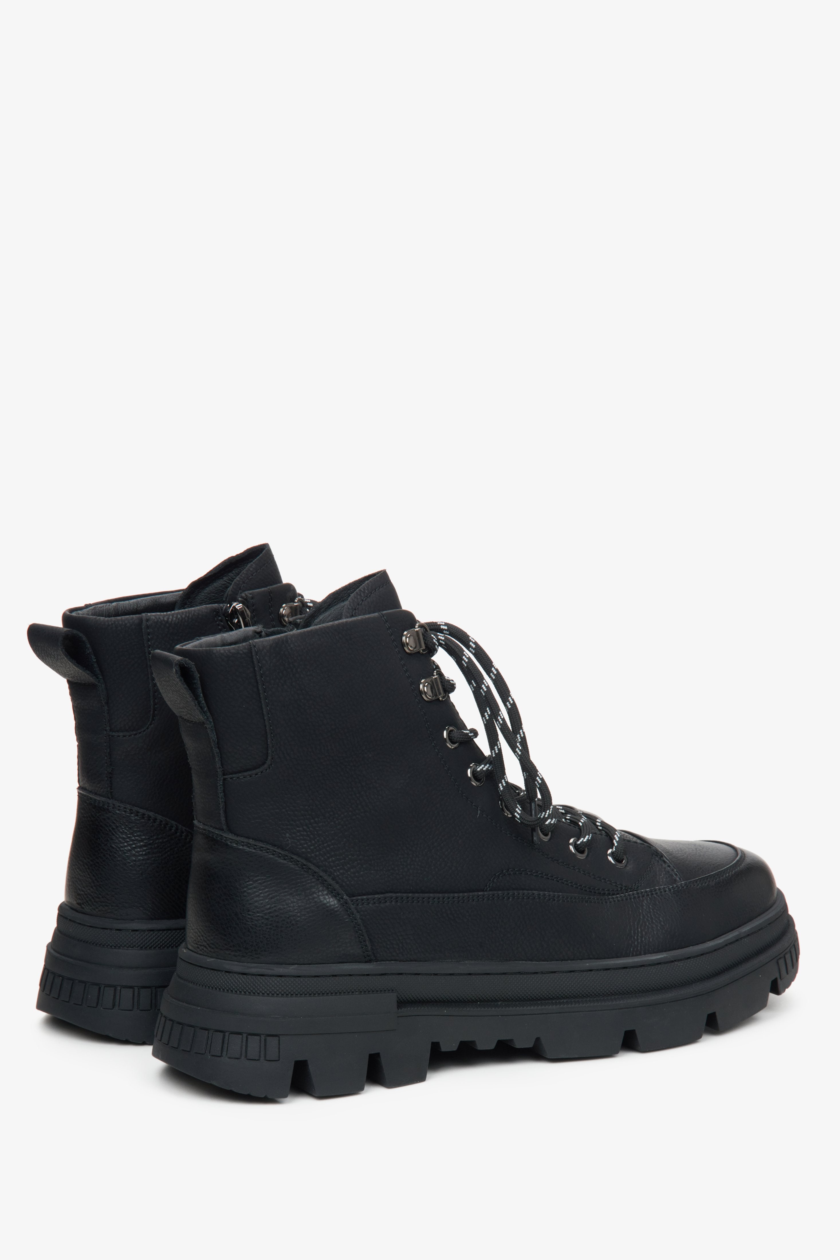 Herren-Winterstiefeletten in Schwarz mit Fellfutter und dekorativer Schnürung von Estro – Nahaufnahme von Ferse und Seitenlinie der Schuhe.