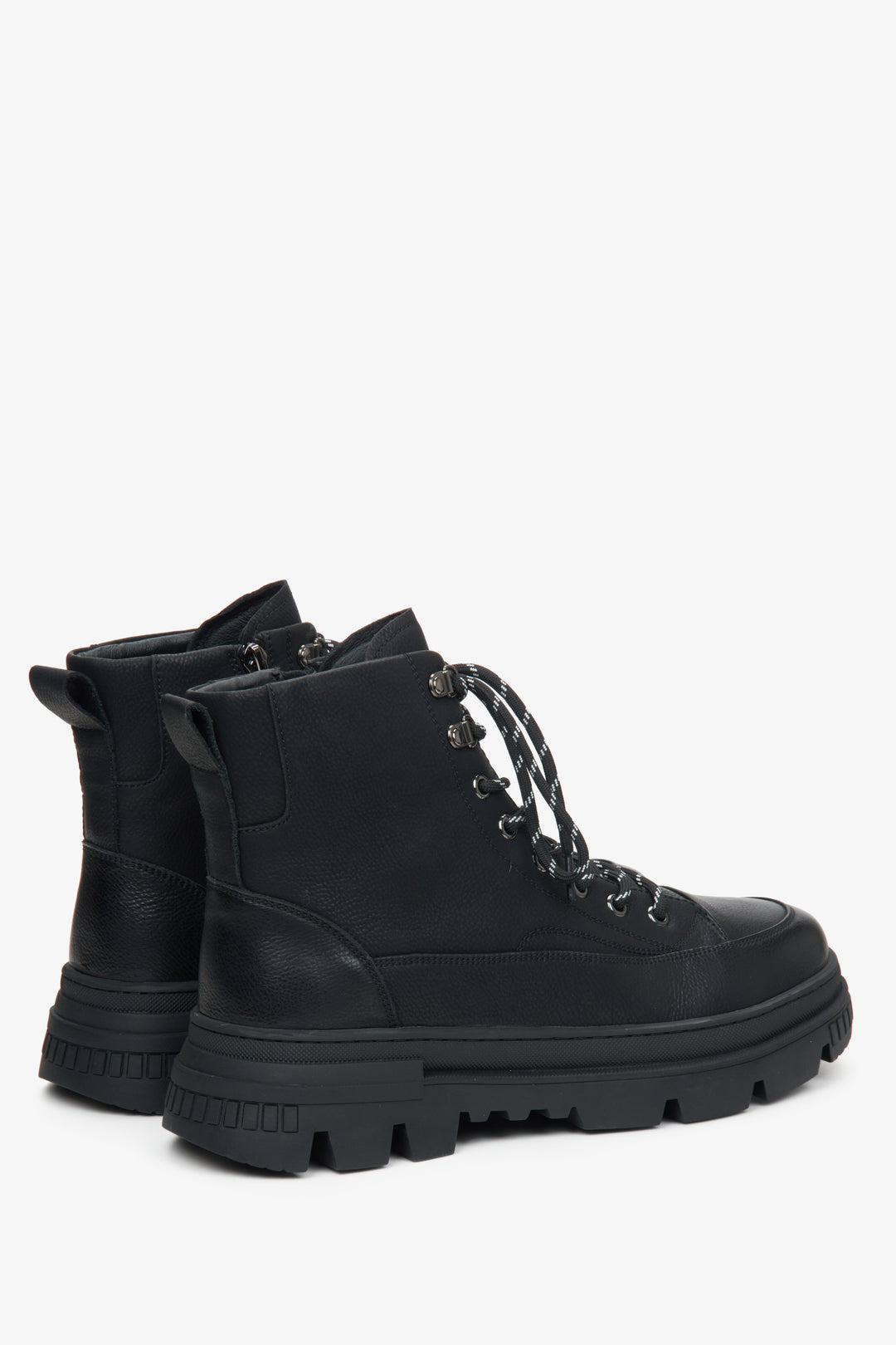 Herren-Winterstiefeletten in Schwarz mit Fellfutter und dekorativer Schnürung von Estro – Nahaufnahme von Ferse und Seitenlinie der Schuhe.