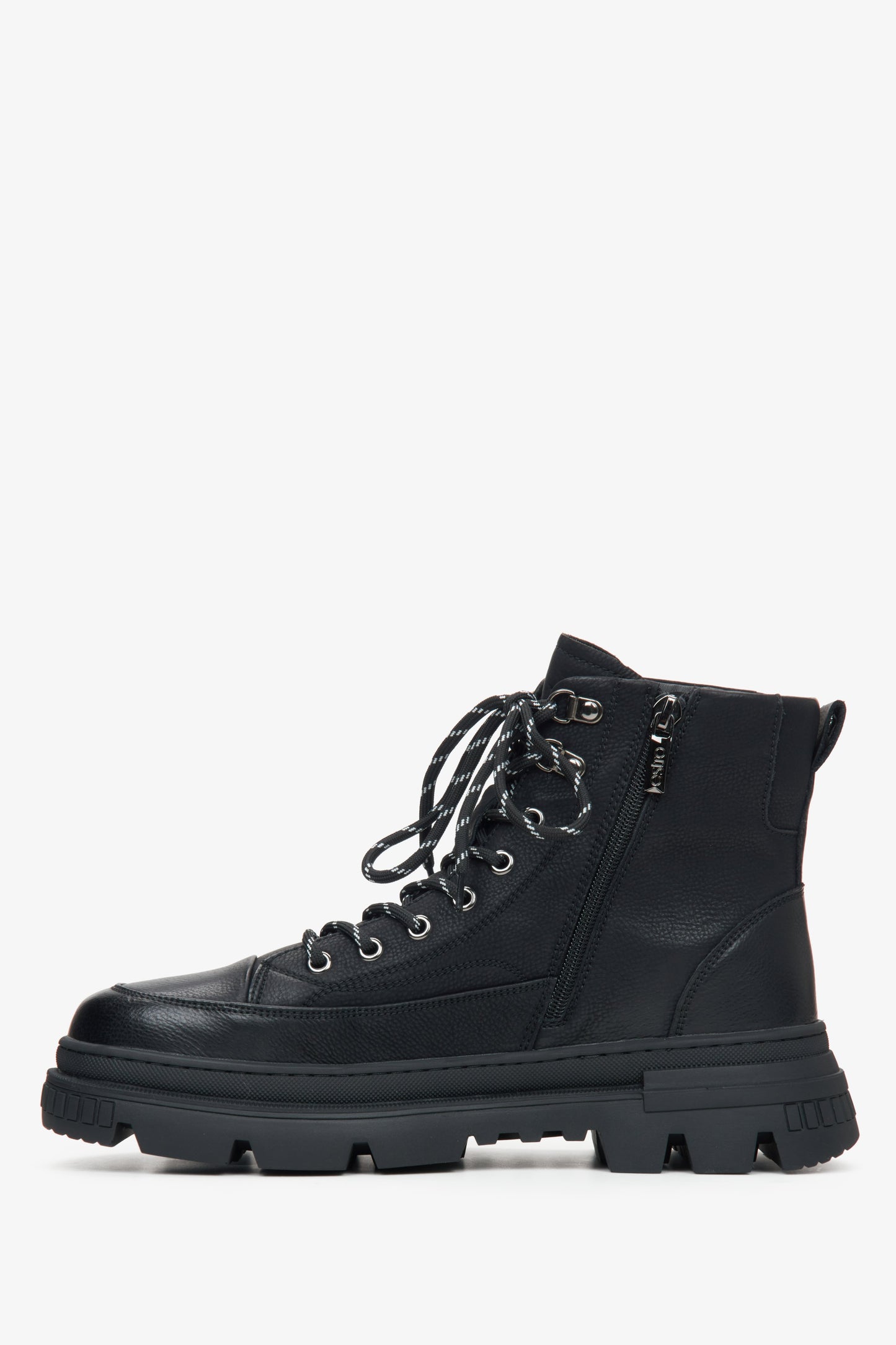 Elegante Herren-Winterstiefeletten in Schwarz mit Fellfutter und dekorativer Schnürung von Estro – Seitenprofil des Schuhs.
