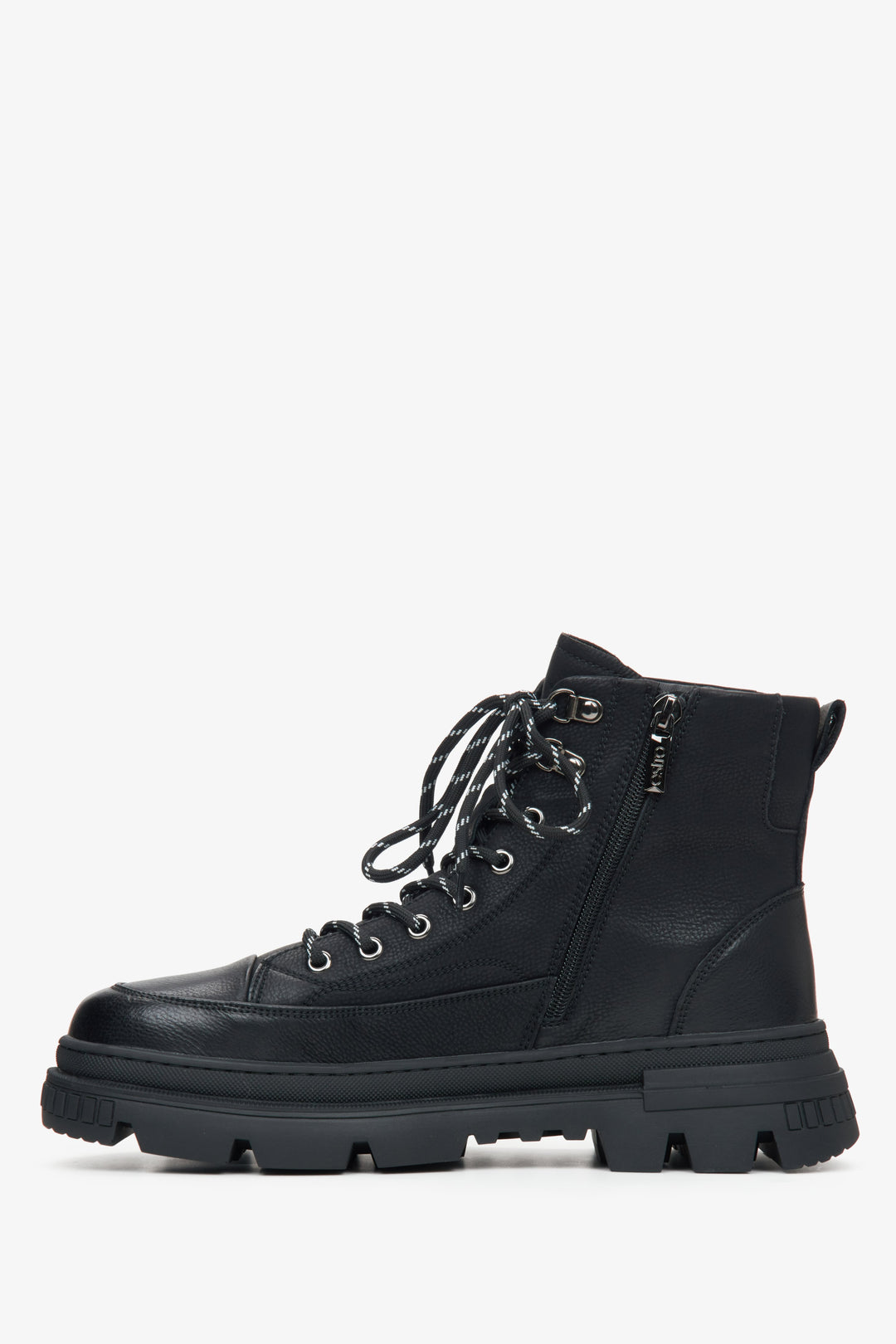 Elegante Herren-Winterstiefeletten in Schwarz mit Fellfutter und dekorativer Schnürung von Estro – Seitenprofil des Schuhs.