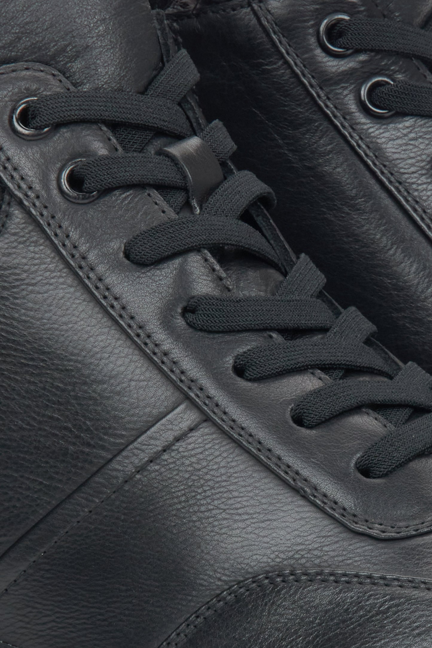 Schwarze Herren-Winterstiefeletten von Estro aus Naturleder – Nahaufnahme der Details.