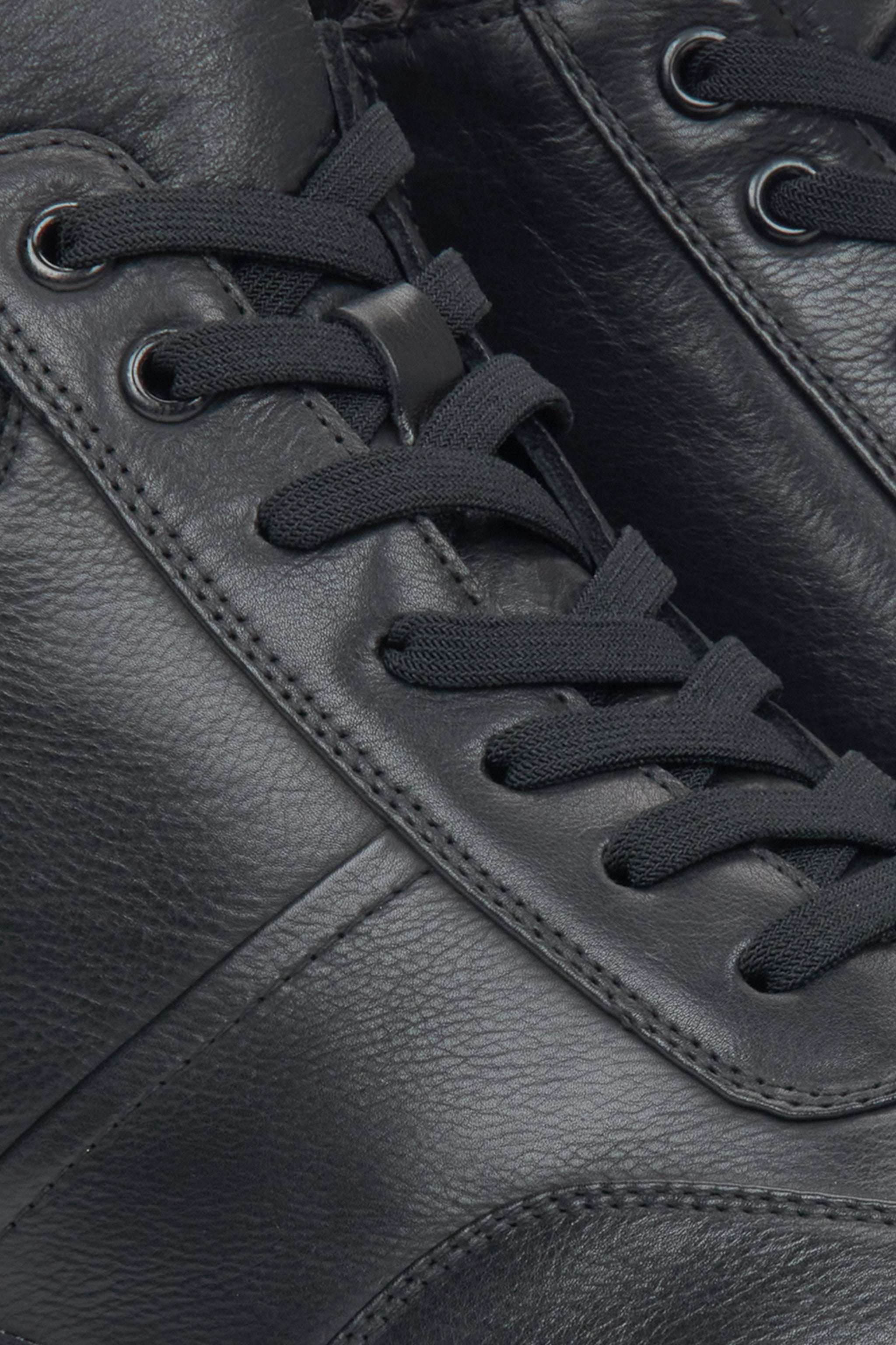 Schwarze Herren-Winterstiefeletten von Estro aus Naturleder – Nahaufnahme der Details.