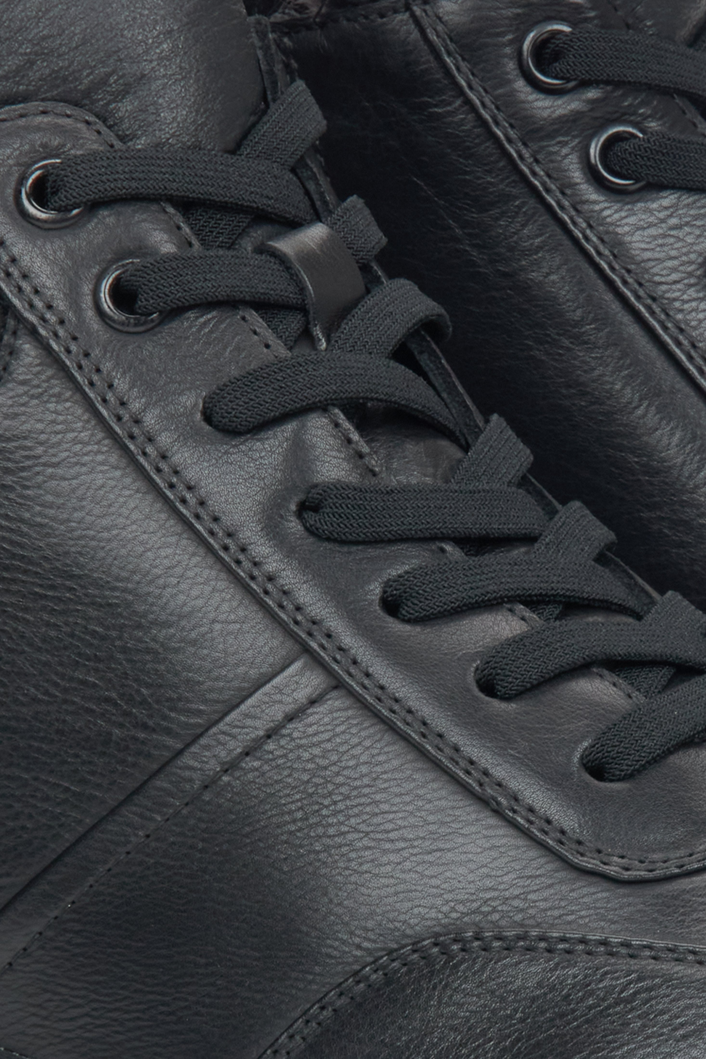 Schwarze Herren-Winterstiefeletten von Estro aus Naturleder – Nahaufnahme der Details.