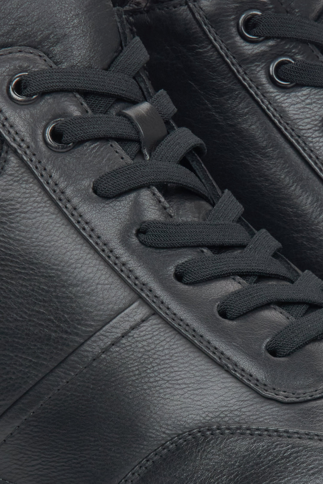 Schwarze Herren-Winterstiefeletten von Estro aus Naturleder – Nahaufnahme der Details.