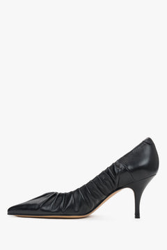 Schwarze High Heels mit spitzer Zehenpartie und gerafftem Rand