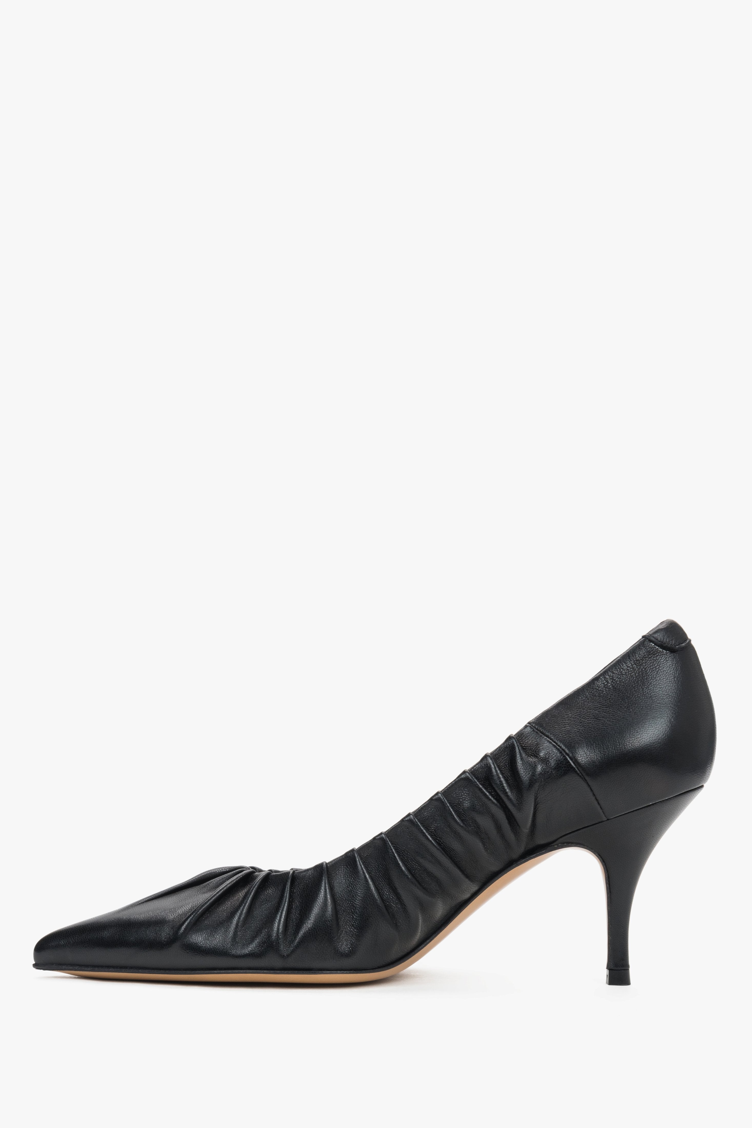 Schwarze High Heels mit spitzer Zehenpartie und gerafftem Rand