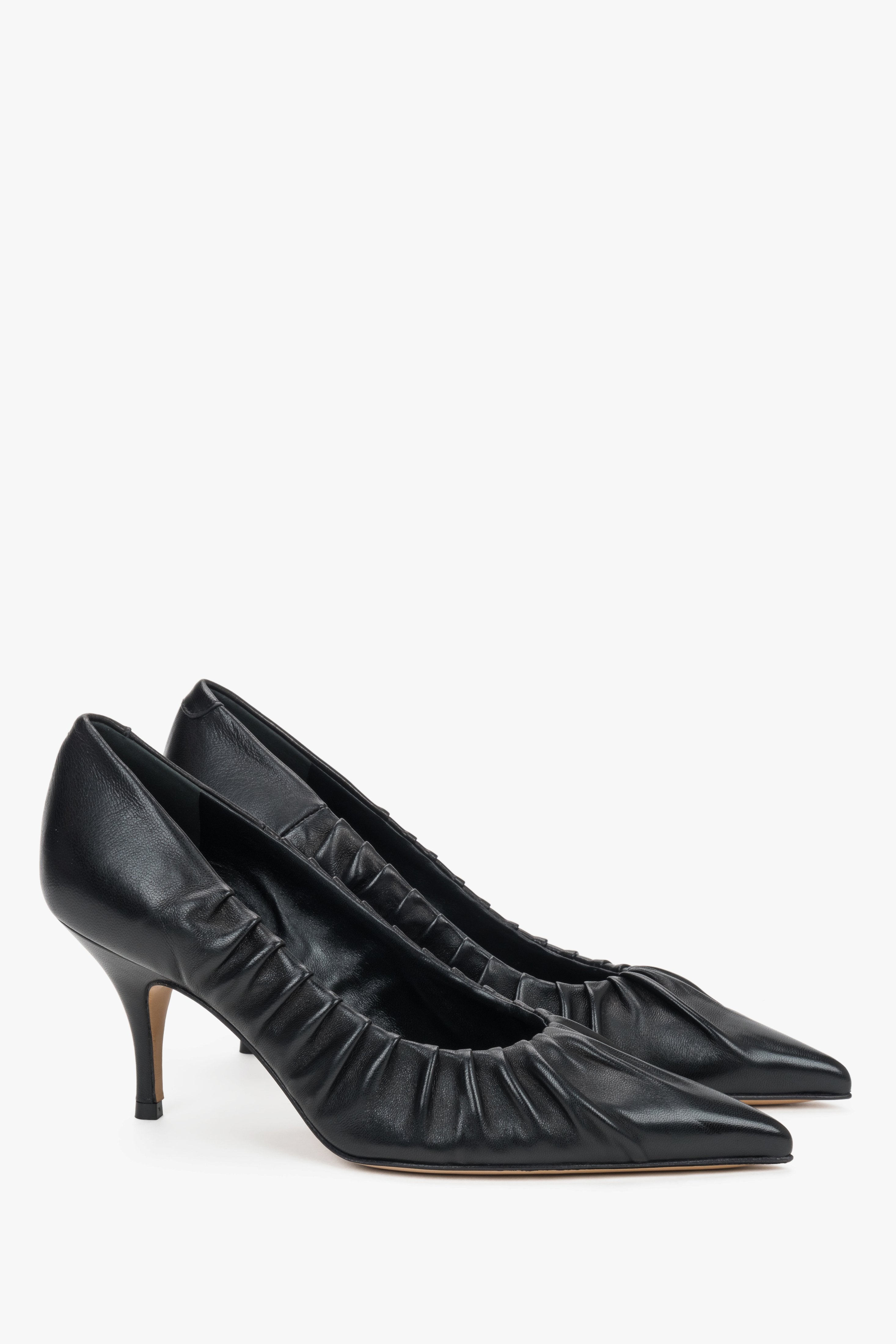 Seitenansicht der schwarzen High Heels aus italienischem Leder