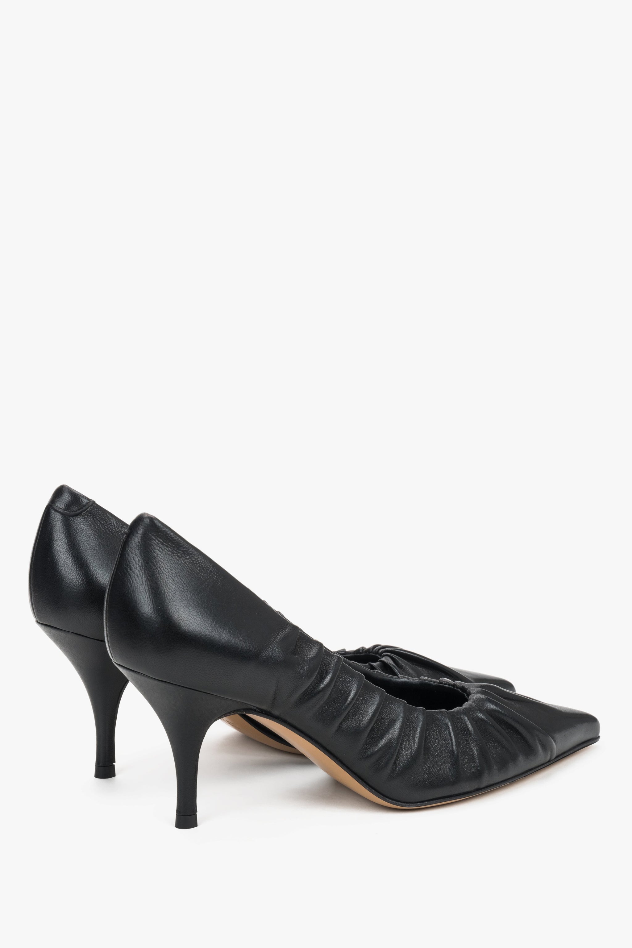 Schräge Ansicht der schwarzen High Heels aus Premium-Leder