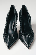 Schwarze Leder-High-Heels mit Stilettoabsatz und besonderem Detail