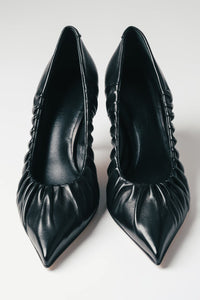 Schwarze Leder-High-Heels mit Stilettoabsatz und besonderem Detail