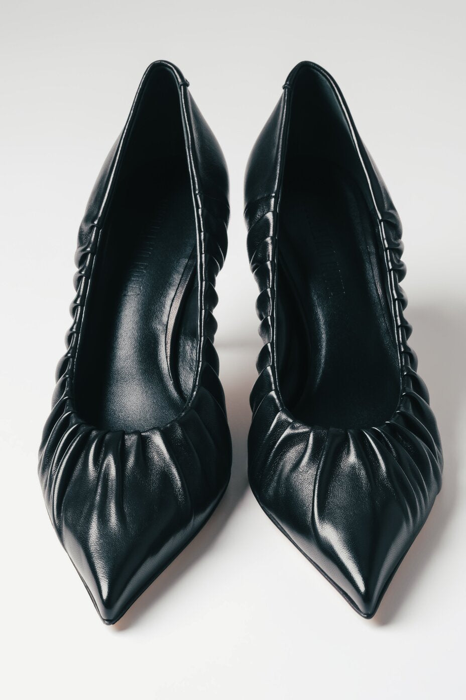 Schwarze Leder-High-Heels mit Stilettoabsatz und besonderem Detail