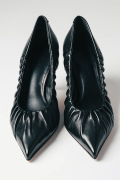 Schwarze Leder-High-Heels mit Stilettoabsatz und besonderem Detail