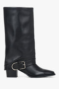 Flache Profilansicht der Außenseite der schwarzen Leder-Cowboyboots mit Schnalle und 6 cm Absatz 