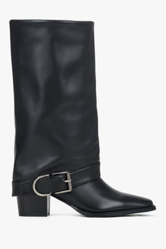Flache Profilansicht der Außenseite der schwarzen Leder-Cowboyboots mit Schnalle und 6 cm Absatz 