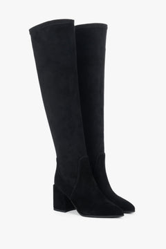 Schrägansicht des Stiefelpaares zur Veranschaulichung der langen, eleganten Silhouette 