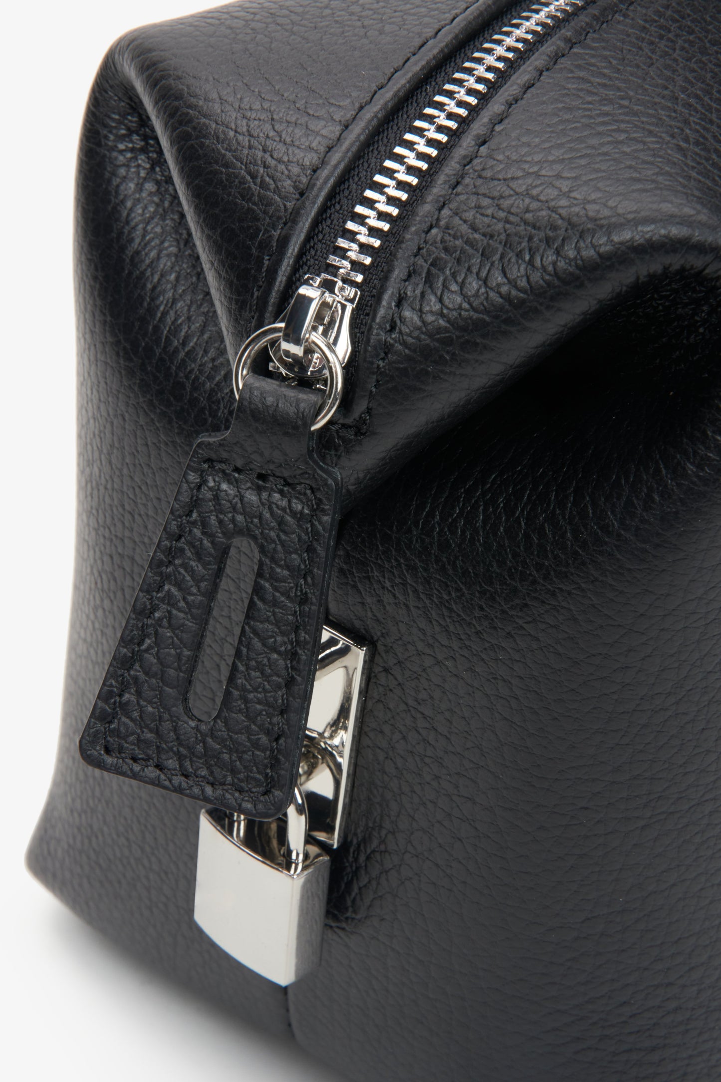Elegante schwarze Damen-Umhängetasche aus hochwertigem italienischem Naturleder von Estro.