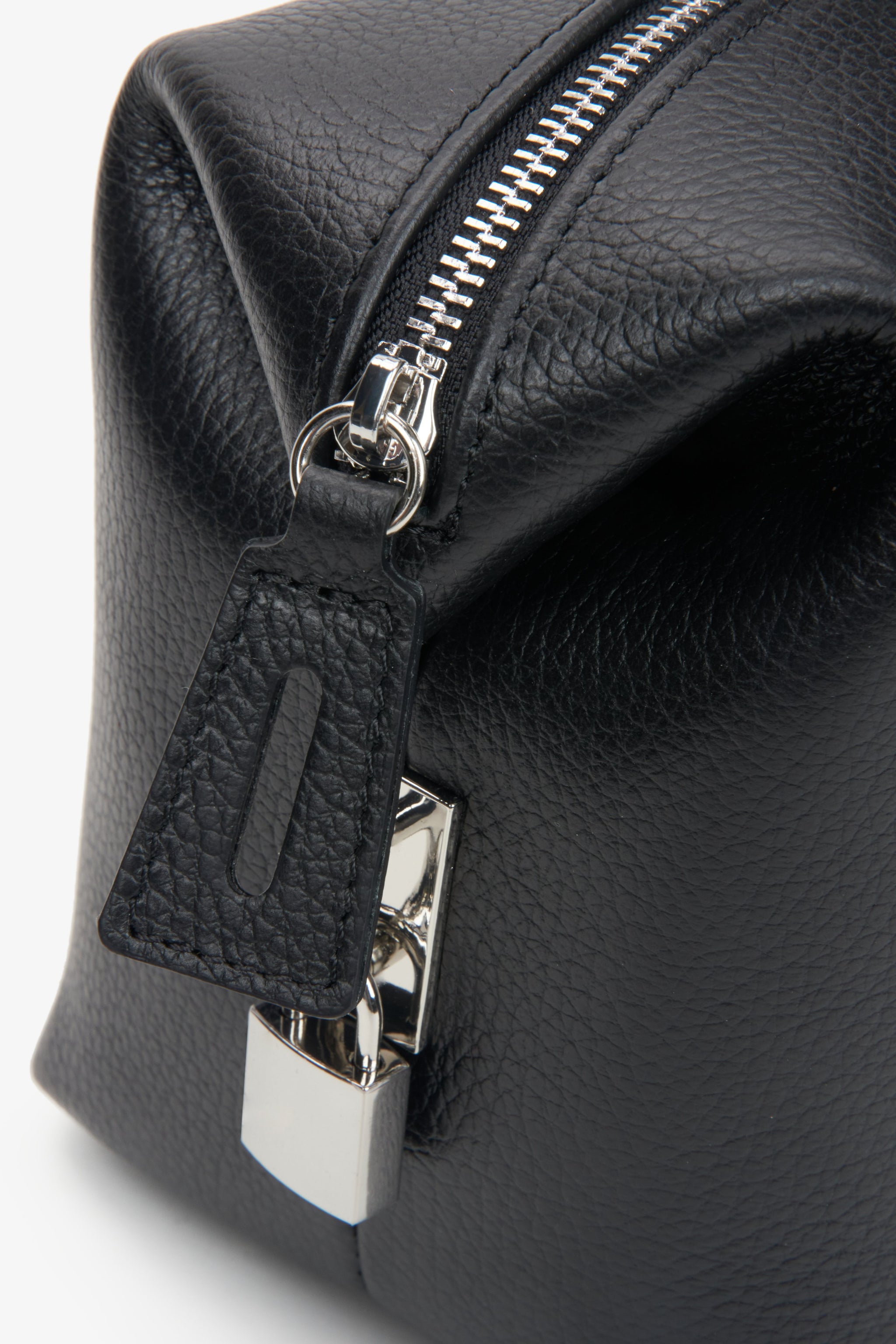 Elegante schwarze Damen-Umhängetasche aus hochwertigem italienischem Naturleder von Estro.