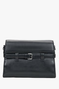 Schwarze kleine Damen-Schultertasche aus echtem Leder mit dekorativer Schnalle in Frontalansicht