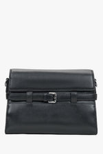 Schwarze kleine Damen-Schultertasche aus echtem Leder mit dekorativer Schnalle in Frontalansicht