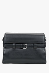 Schwarze kleine Damen-Schultertasche aus echtem Leder mit dekorativer Schnalle in Frontalansicht