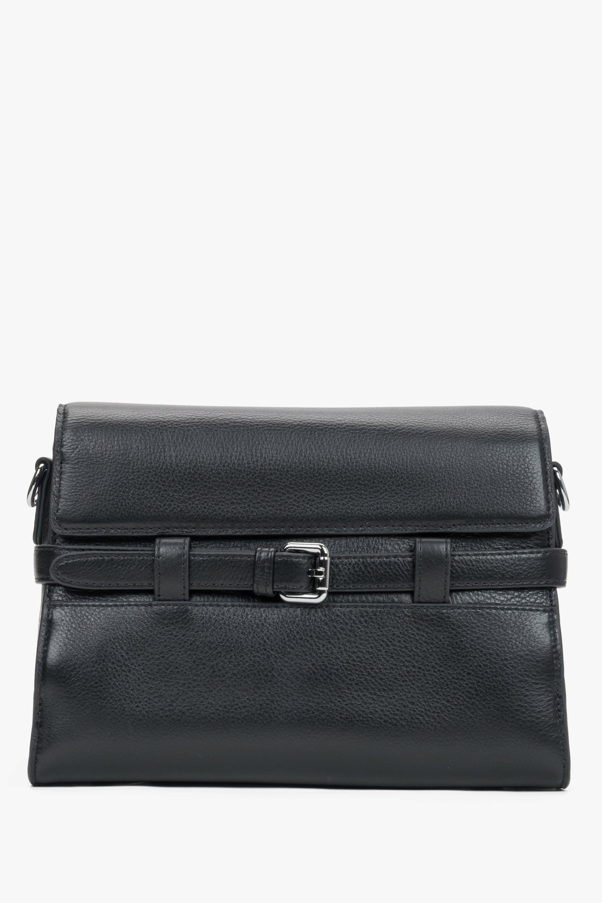Schwarze kleine Damen-Schultertasche aus echtem Leder mit dekorativer Schnalle in Frontalansicht