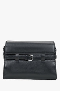 Schwarze kleine Damen-Schultertasche aus echtem Leder mit dekorativer Schnalle in Frontalansicht