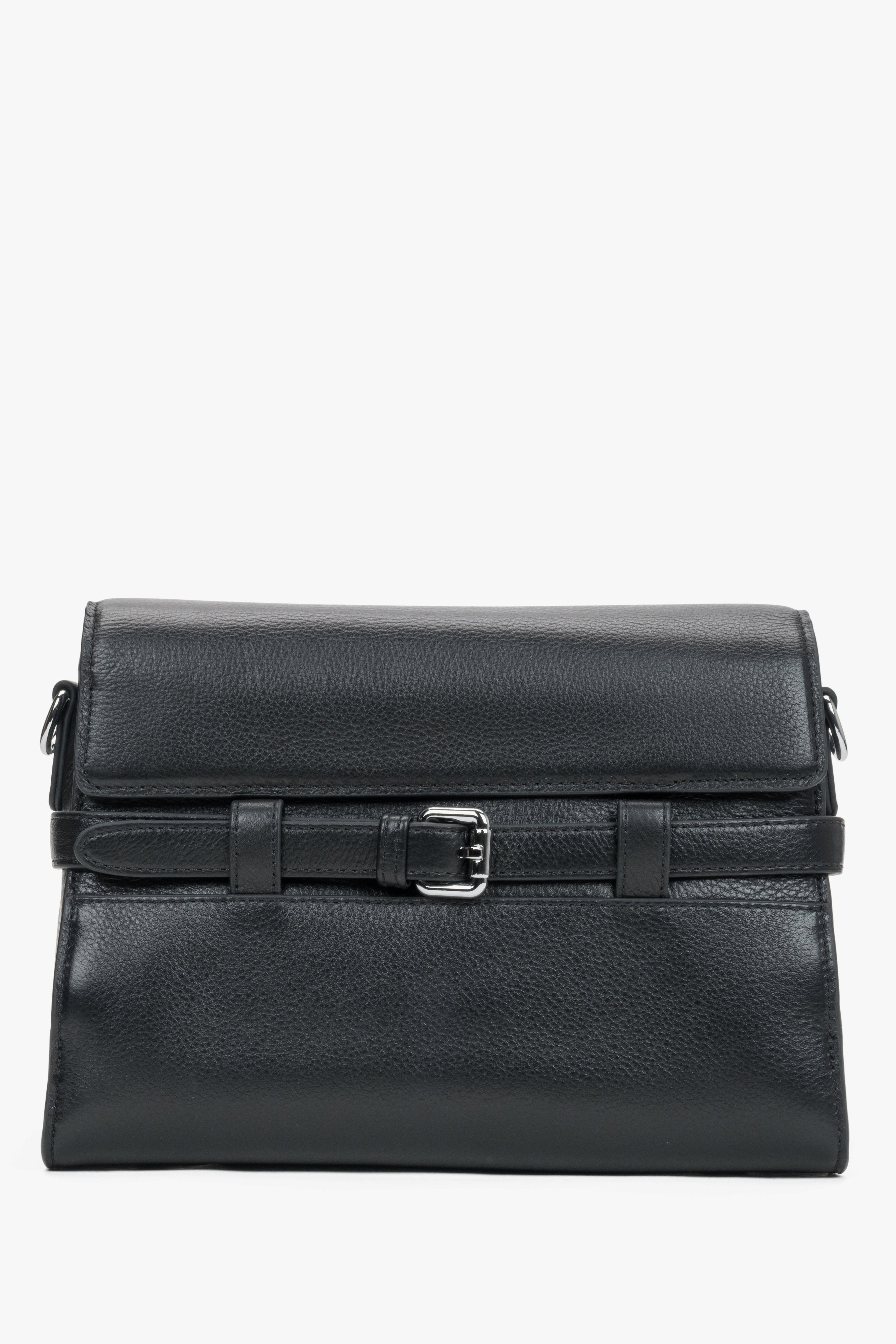 Schwarze kleine Damen-Schultertasche aus echtem Leder mit dekorativer Schnalle in Frontalansicht