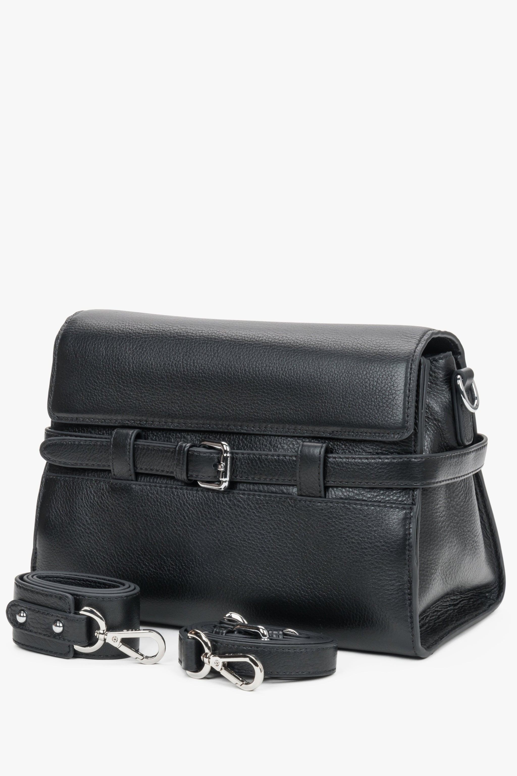 Schwarze kleine Damen-Schultertasche aus Leder in schräger Vorderansicht mit abnehmbarem Riemen