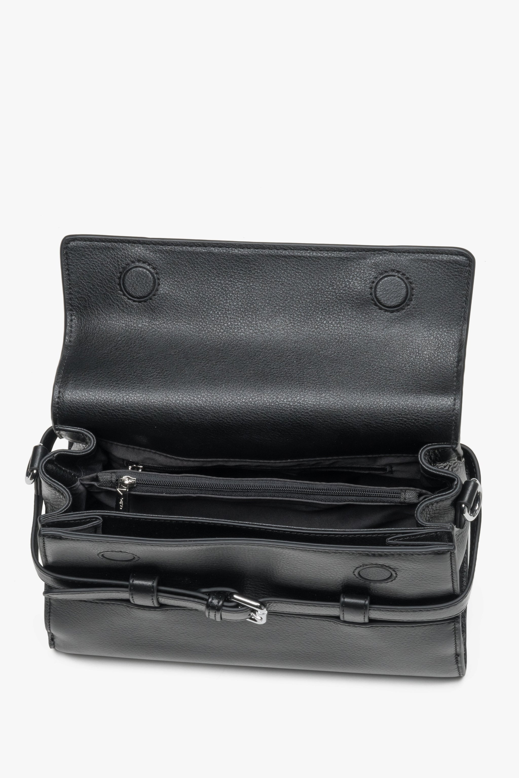 Schwarze kleine Damen-Schultertasche aus Leder mit geöffnetem Innenraum und mehreren Fächern