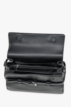 Schwarze kleine Damen-Schultertasche aus Leder mit geöffnetem Innenraum und mehreren Fächern