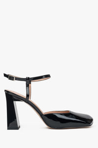 Rechte Seitenansicht der schwarzen Lackleder-Sandalette mit 9,5 cm Blockabsatz und Fesselriemchen