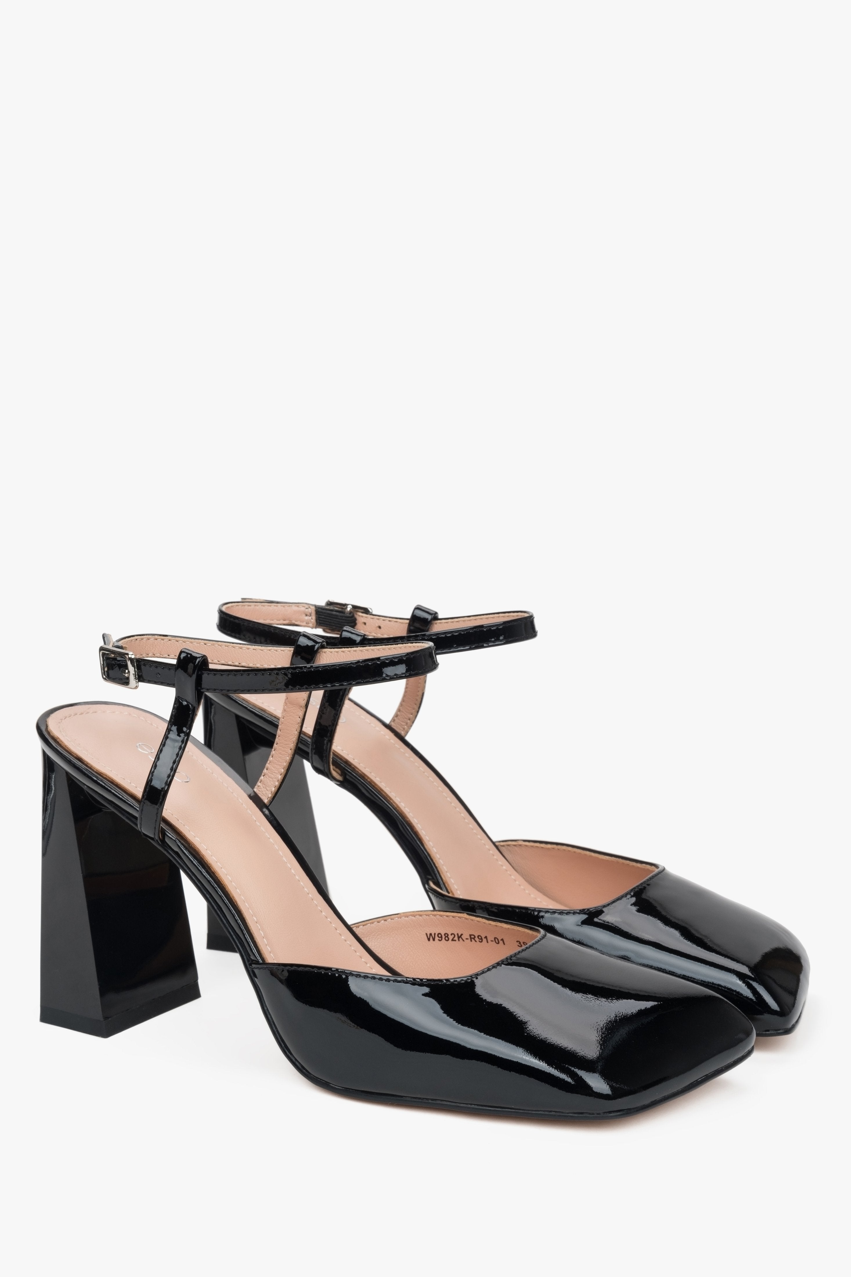 Schrägansicht des Paares eleganter schwarzer Damen-Sandaletten aus glänzendem Lackleder