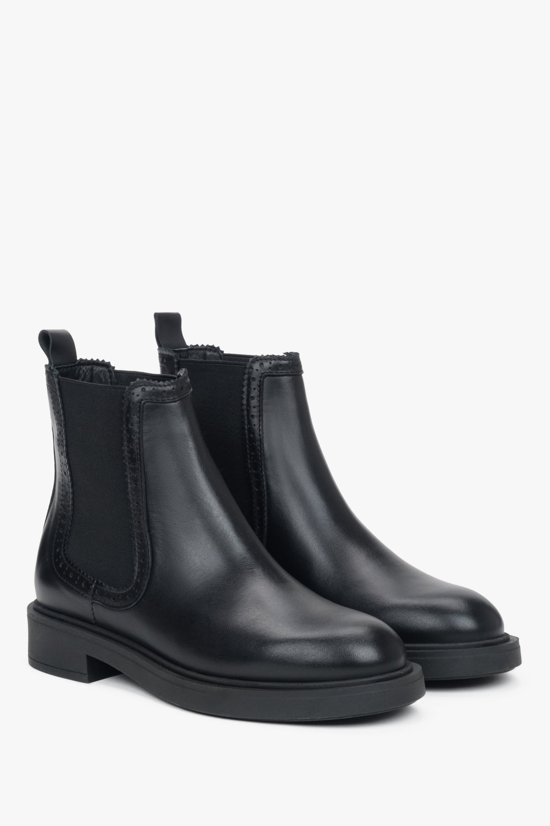 Klassische Damen-Chelsea-Boots in Schwarz, gefertigt aus hochwertigem italienischem Glattleder.