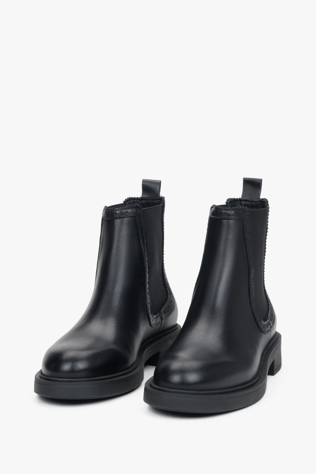 Ein Paar elegante schwarze Leder-Chelsea-Boots mit den typischen elastischen Seiteneinsätzen und Zuglasche.