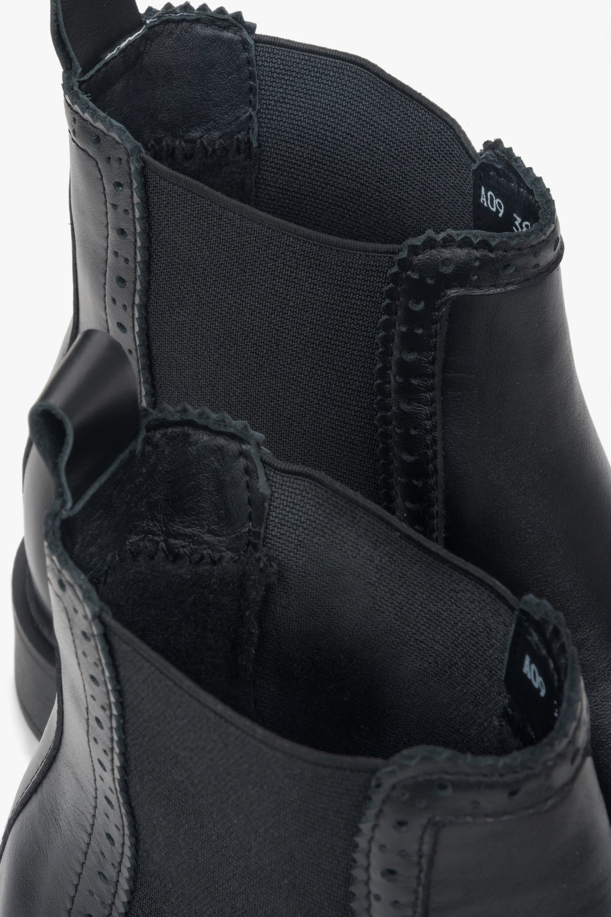 Geschmeidige schwarze Chelsea-Boots aus italienischem Leder für eine perfekte Passform und zeitlose Ästhetik.
