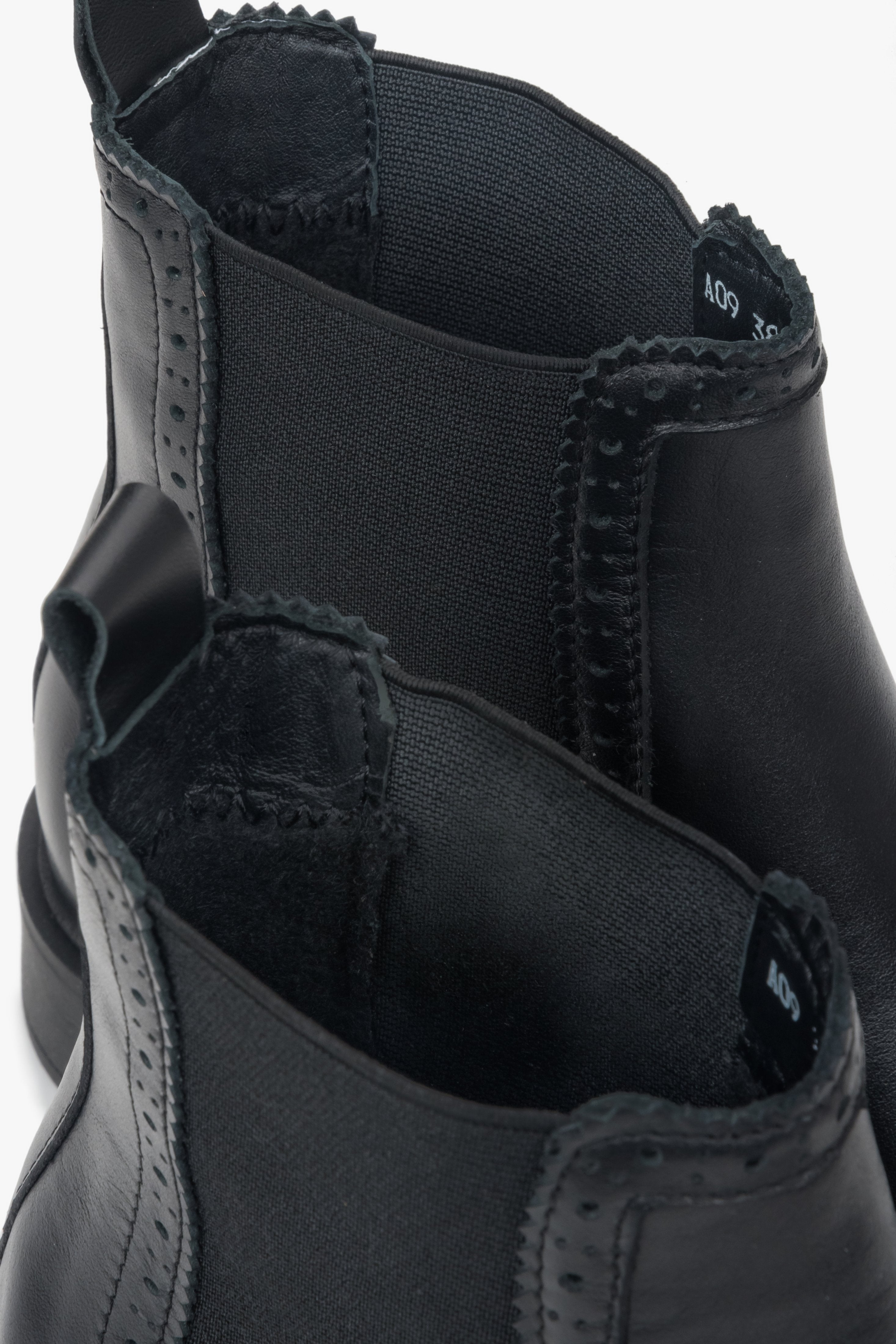 Geschmeidige schwarze Chelsea-Boots aus italienischem Leder für eine perfekte Passform und zeitlose Ästhetik.