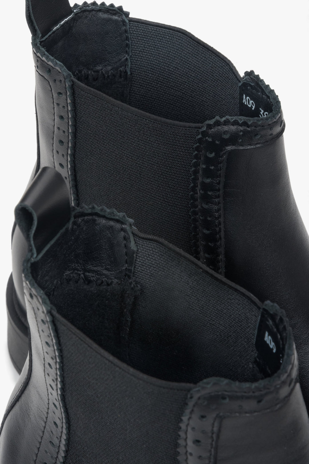 Geschmeidige schwarze Chelsea-Boots aus italienischem Leder für eine perfekte Passform und zeitlose Ästhetik.