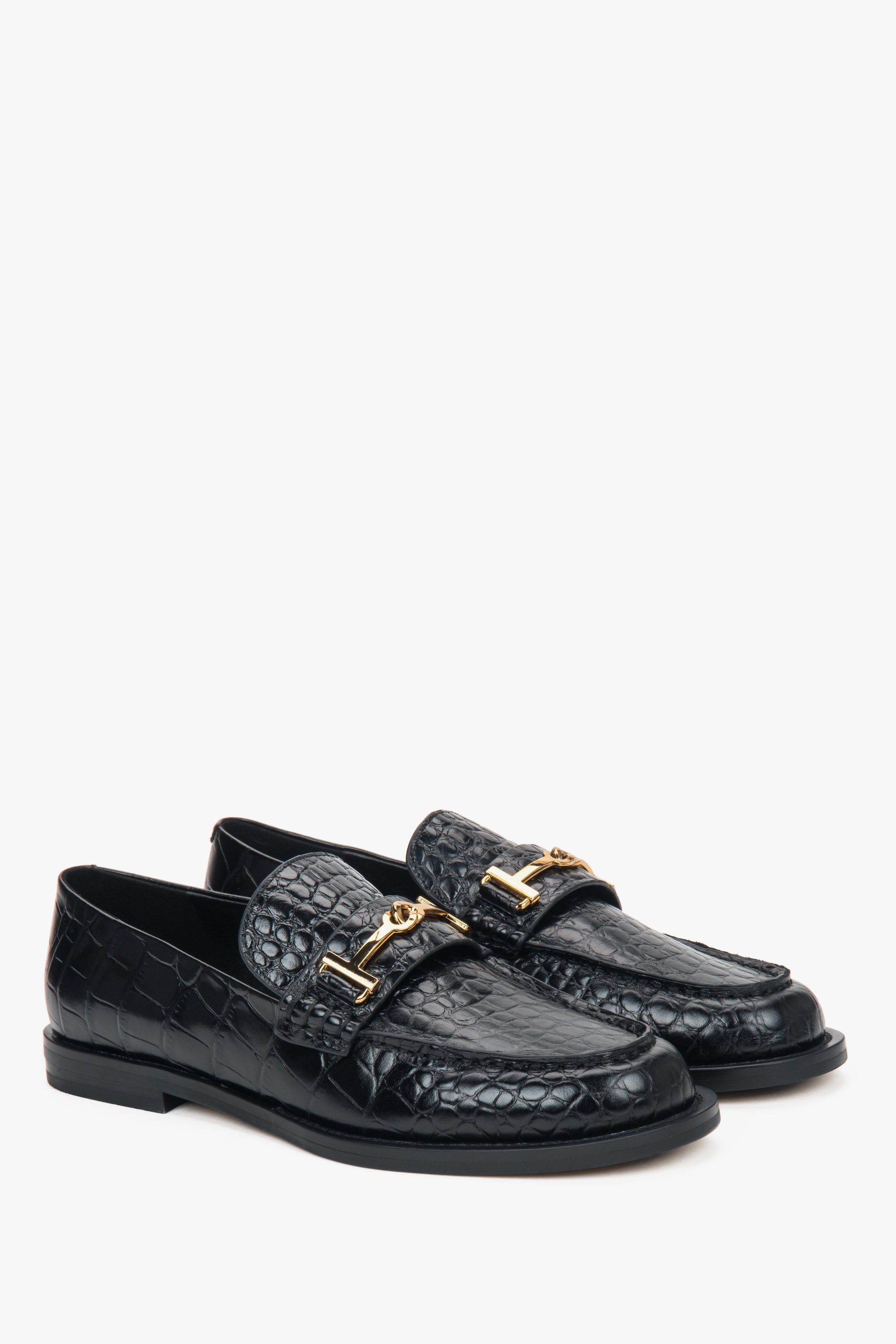 Schwarze Damen-Mokassins aus echtem Leder mit eleganter Zierschnalle von Estro. 