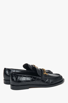 Elegante schwarze Damen-Halbschuhe aus Leder mit flachem Absatz.