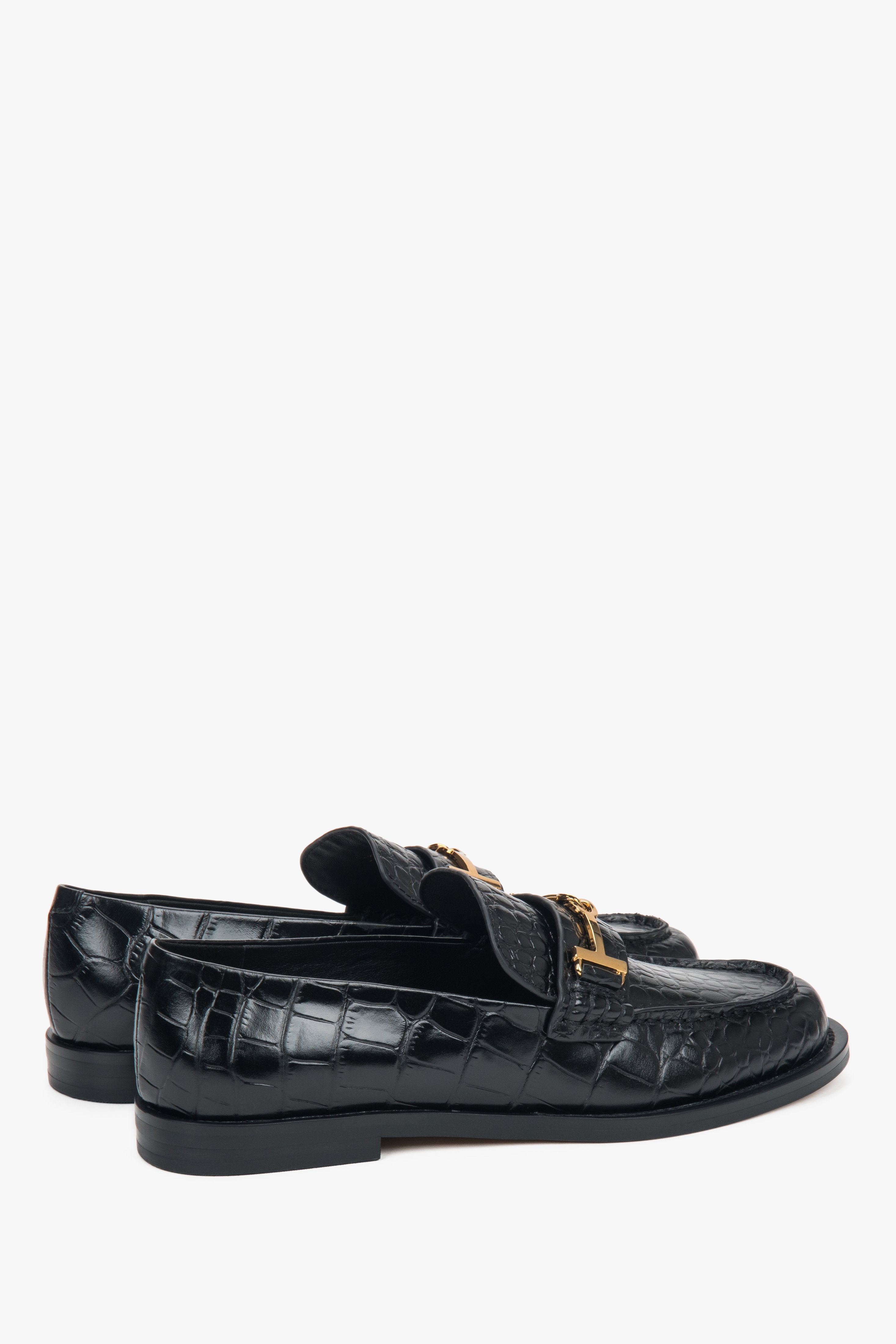 Elegante schwarze Damen-Halbschuhe aus Leder mit flachem Absatz.