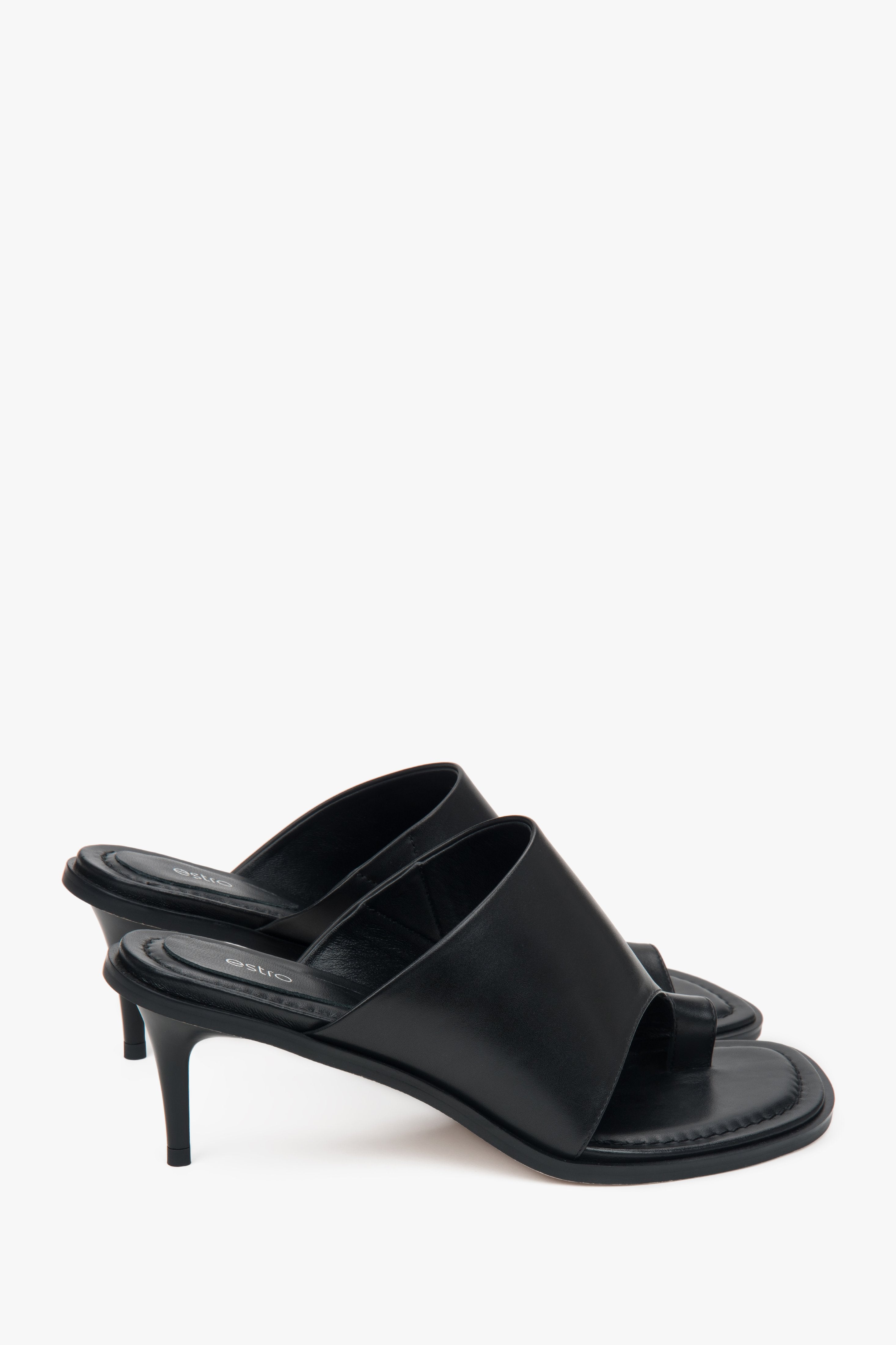 Hochwertige schwarze Mules für Damen aus Glattleder z modernem Zehenring.