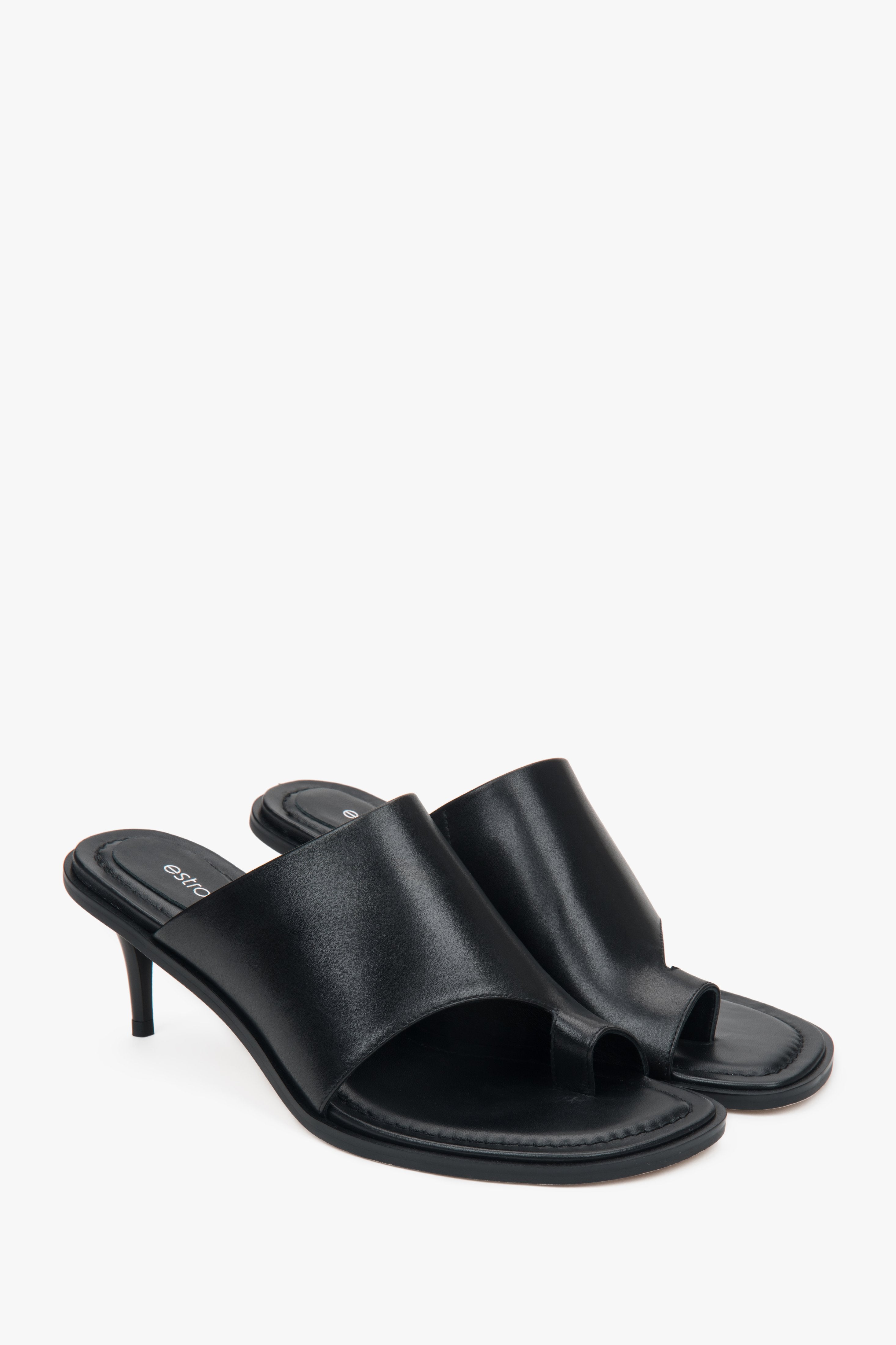 Elegante schwarze Pantoletten mit Absatz – ideal für sommerliche Abendgarderobe. 