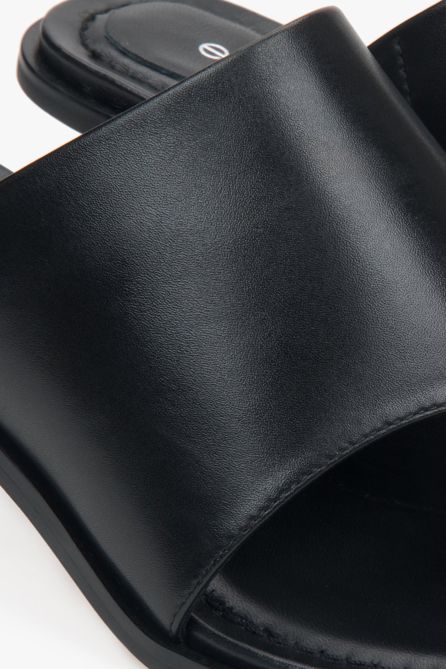 Minimalistische schwarze Leder-Sandaletten mit Zehensteg und Pfennigabsatz.