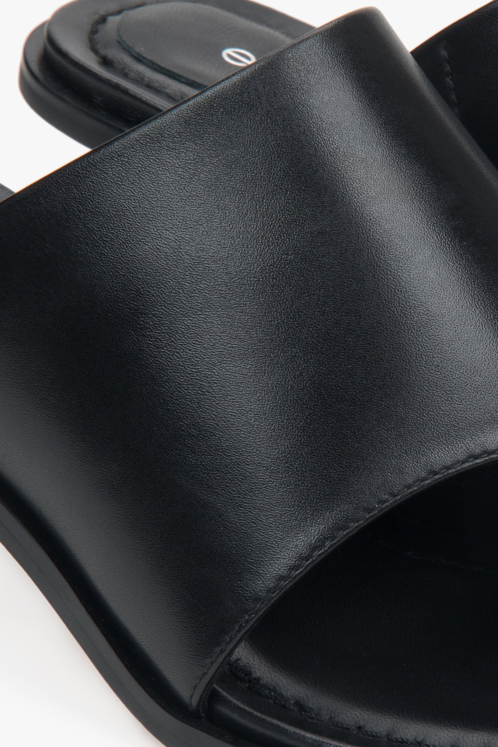Minimalistische schwarze Leder-Sandaletten mit Zehensteg und Pfennigabsatz.